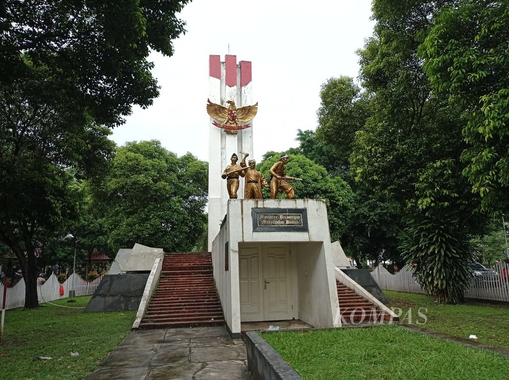 Monumen perjuangan masyarakat Banten di kawasan alun-alun Kota Serang, Banten, Jumat (4/3/2022).