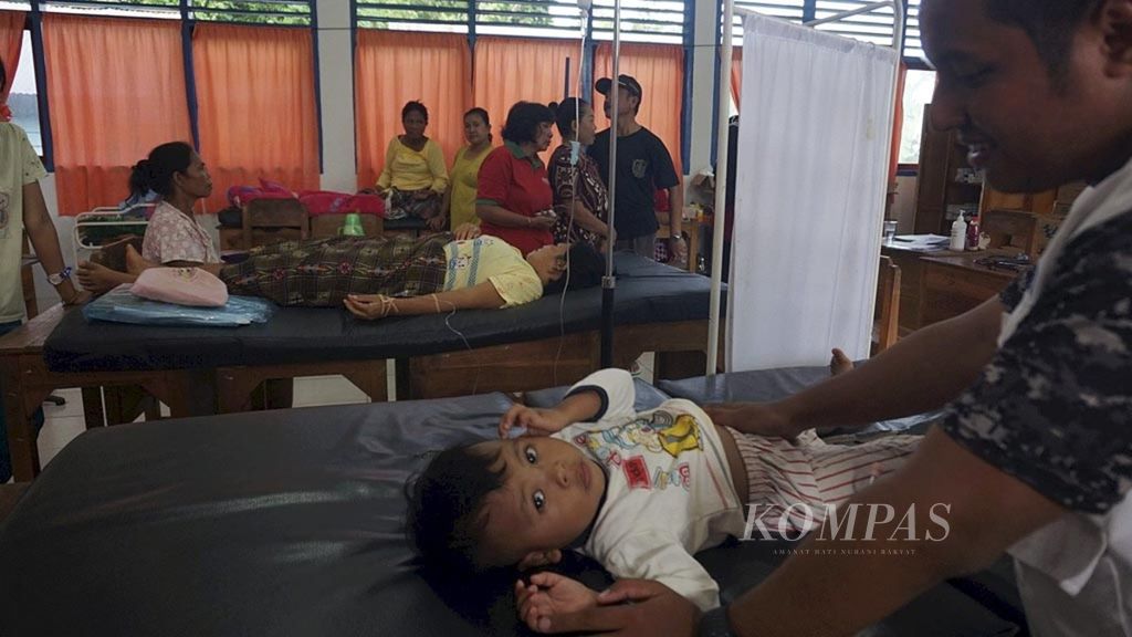 Seorang anak balita sakit di posko pengungsian SMA 1 Pondidaha, Kabupaten Konawe, pertengahan Juni 2019.