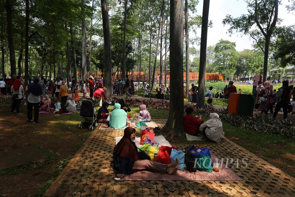Pengunjung berwisata di Tebet Eco Park, Tebet, Jakarta, saat mengisi libur Hari Raya Waisak (16/5/2022). Taman seluas 7,3 hektar yang baru pada akhir April 2022 lalu diresmikan penggunaannya tersebut saat ini menjadi salah satu destinasi favorit bagi warga Jakarta untuk berwisata.