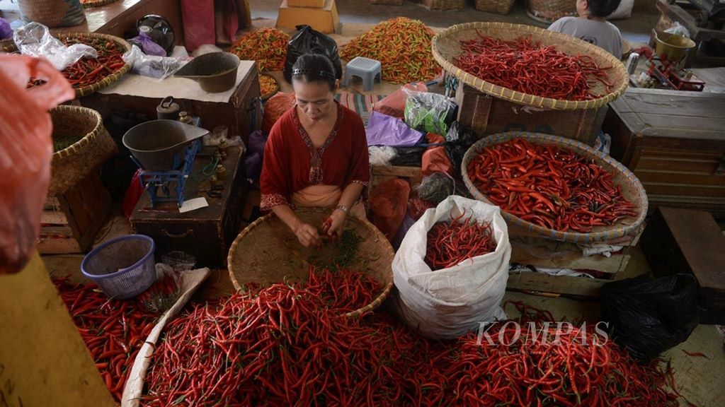 A chili seller tends her goods at Beringharjo Market in Yogyakarta on Wednesday (21/6). Ahead of the Idul Fitri celebration, the price of chilies rose from about Rp 15,000 to Rp 25,000 per kilogram. The price increase this year was not as high as before Idul Fitri in previous years.
