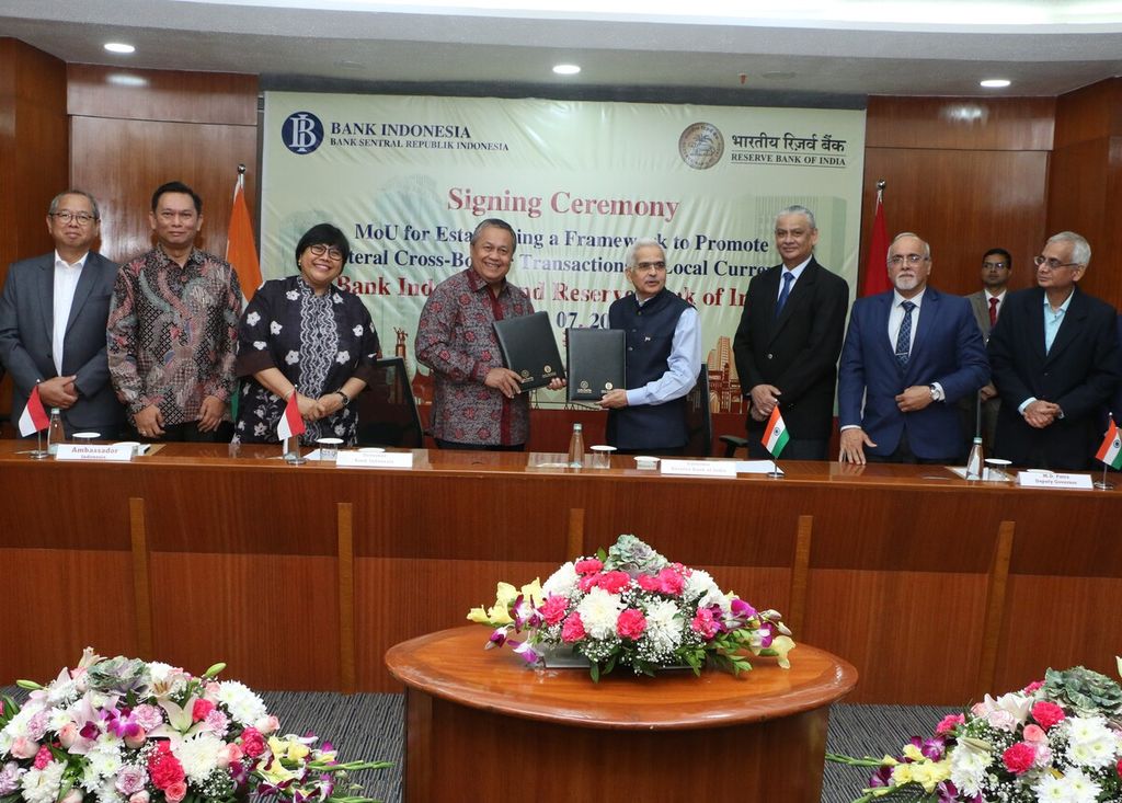 Officials from Bank Indonesia and the Reserve Bank of India have signed a memorandum of understanding for the use of their respective local currencies in transactions in Mumbai on Thursday (7/3/2024).