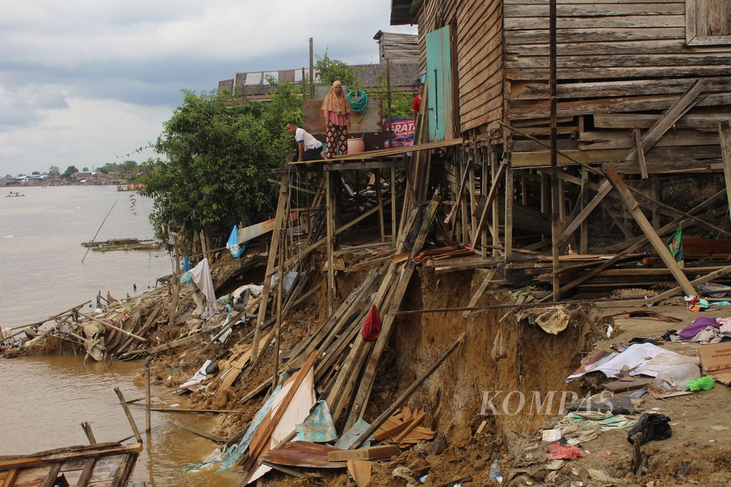 Daerah pinggiran Sungai Kahayan di Kota Palangkaraya, Kalteng, yang terkena abrasi, Minggu (8/1/2023).