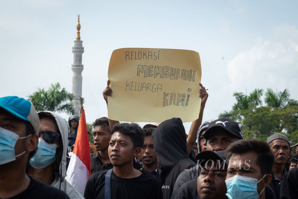 Warga memegang poster penolakan penggusuran Pulau Rempang saat berdemonstrasi di depan Kantor Badan Pengusahaan Batam, Batam, Kepulauan Riau, Rabu (23/8/2023).