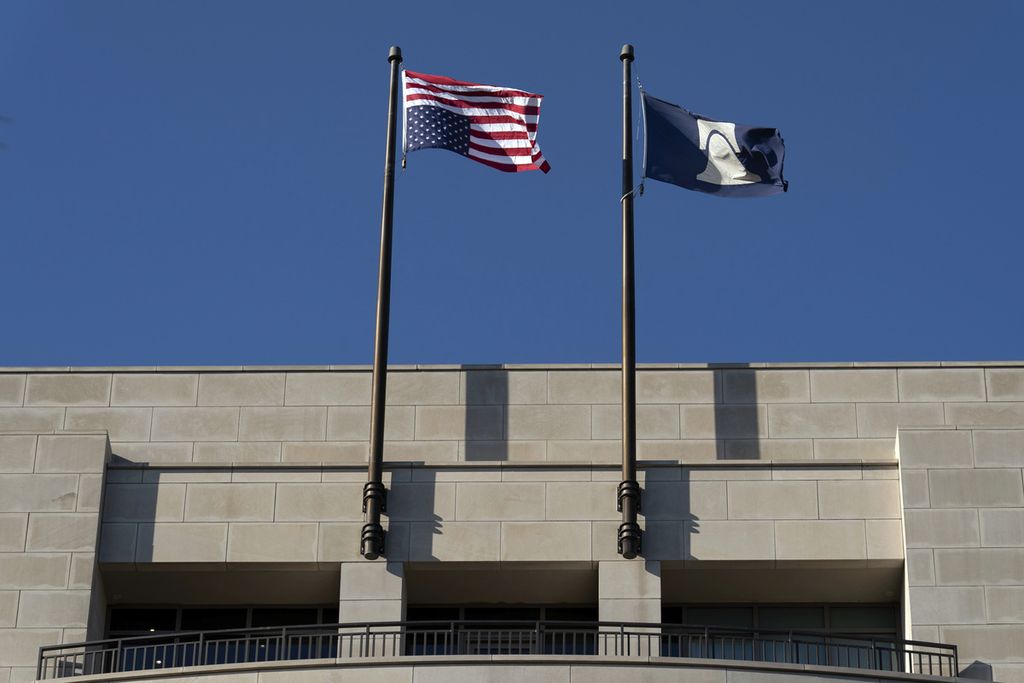 Bendera Amerika Serikat dikibarkan terbalik di kantor Heritage Foundation di Washington pada Jumat (31/5/2024).