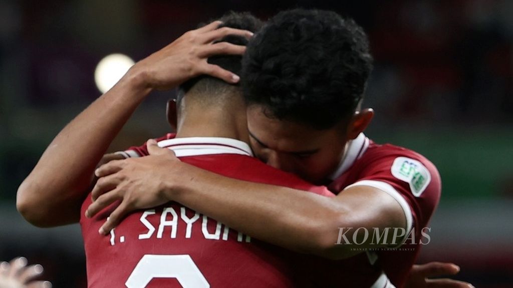 Pemain Indonesia, Marselino Ferdinan, memeluk Yakob Sayuri setelah mencetak gol ke gawang Irak pada laga Grup D Piala Asia 2023 di Stadion Ahmed bin Ali, Qatar, Senin (15/1/2024). 