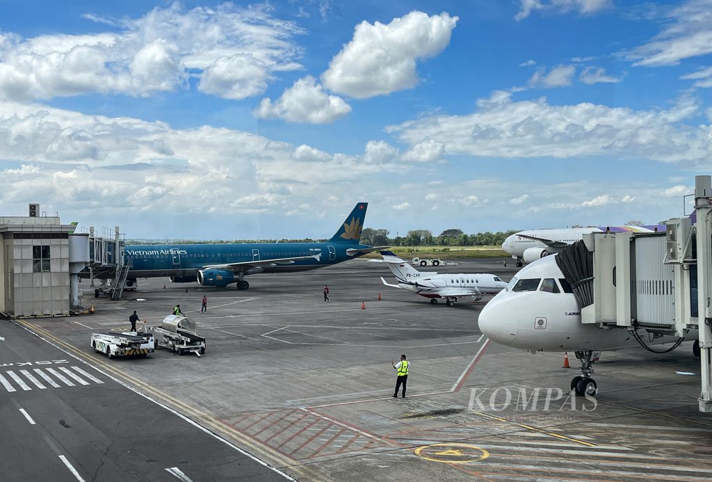 Maskapai Vietnam Airline di Bandara Internasional Adi Sumarmo, Boyolali, Jawa Tengah, untuk menjemput kontingen atlet ASEAN Para Games 2022 dari Vietnam, Minggu (7/8/2022).
