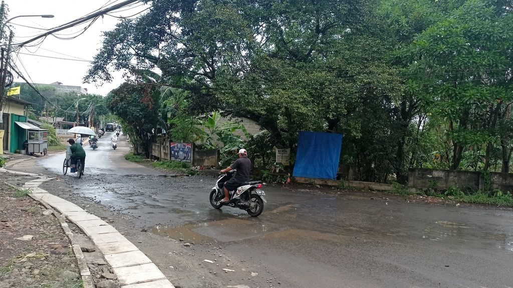 Jalan berlubang dan drainase di dekat Perumahan Villa Mutiara Serpong, Kelurahan Pondok Jagung Timur, Kecamatan Serpong Utara, Senin (12/9/2022). Drainase tak mampu menampung air hujan deras lebih dari dua jam sehingga terjadi banjir.