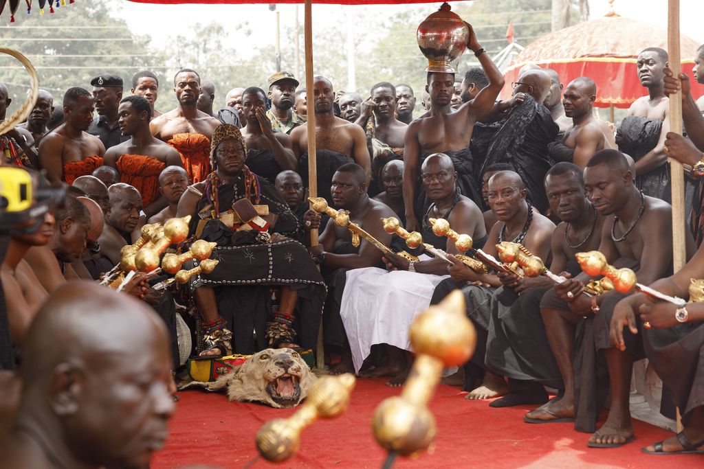 Para pendukung Kerajaan Asante berkumpul di Istana Manhyia, Kumasi, Ghana, pada 8 Februari 2024.