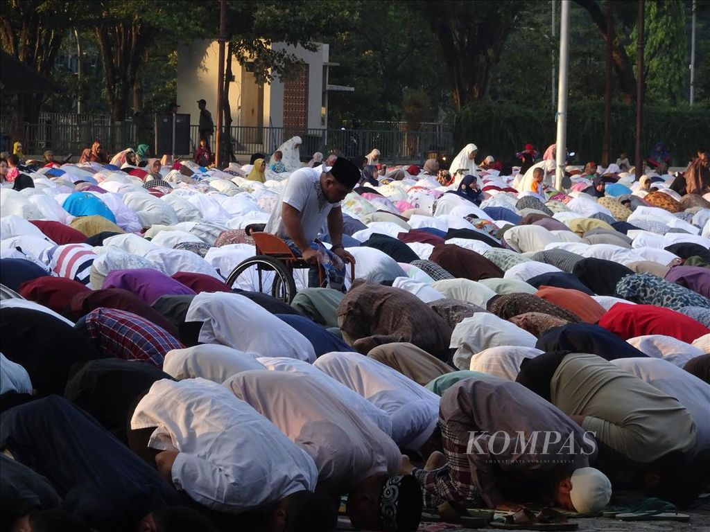 Umat Islam melangsungkan shalat Idul Fitri di halaman Balai Kota Solo, Jawa Tengah, Rabu (5/6/2019). Umat diajak memperbanyak silaturahmi untuk menebar kasih sayang kepada sesama.