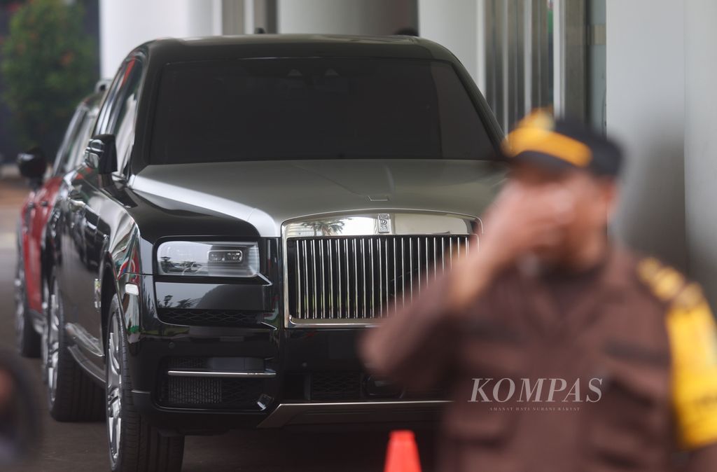 Mobil Rolls-Royce dan Mini Cooper S Countryman F 60 milik tersangka dugaan korupsi PT Timah, Harvey Moeis, disita penyidik dan ditempatkan di Kejaksaan Agung, Jakarta, Selasa (2/4/2024).