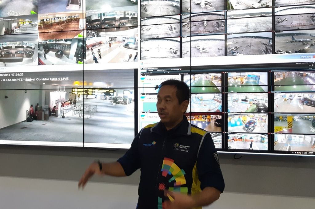 Direktur Utama PT. Angkasa Pura II Muhammad Awaluddin menjelaskan pusat operasi bandara di Terminal 3 Bandar Udara Internasional Soekarno-Hatta, Tangerang, Banten, Rabu (8/8/2018) sore. Bandara sudah siap untuk menerima kedatangan kontingen Asian Games 2018.