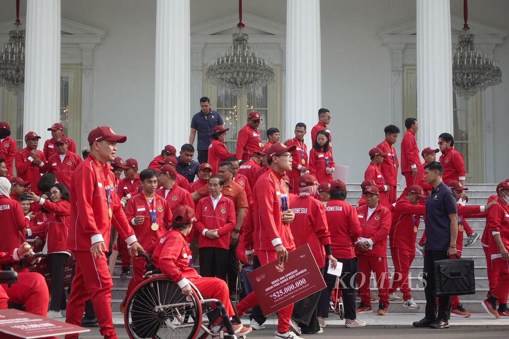 Presiden Joko Widodo saat menerima para atlet ASEAN Para Games Tahun 2023 di halaman depan Istana Merdeka, Jakarta, Senin (3/7/2023).