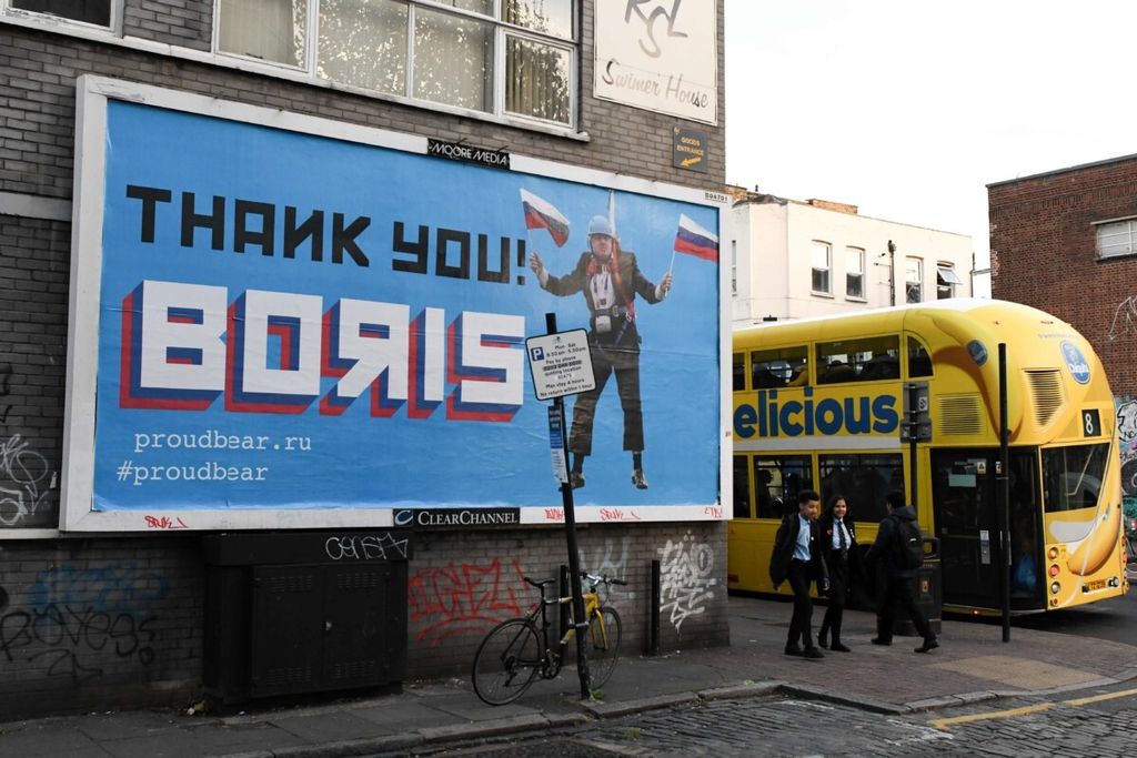  Sebuah mural yang berisi ucapan terima kasih pada Perdana Menteri Inggris Boris Johnson terpampang di dinding salah satu sudut timur kota London, Inggris, 8 November 2018. Johnson, yang dilantik sebagai PM Inggris pada 23 Juli 2019, mengumumkan pengunduran dirinya, Kamis (7/7/2022), setelah tiga tahun berkuasa. 
