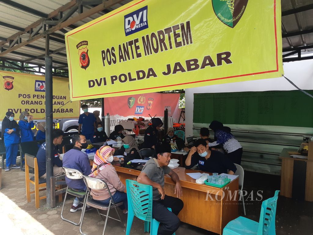A number of residents came to the West Java Regional Police DVI Ante Mortem Post at Sayang Regional General Hospital, Cianjur Regency, West Java, Monday (28/11/2022). They are looking for information about the bodies of their families who were affected by the earthquake.