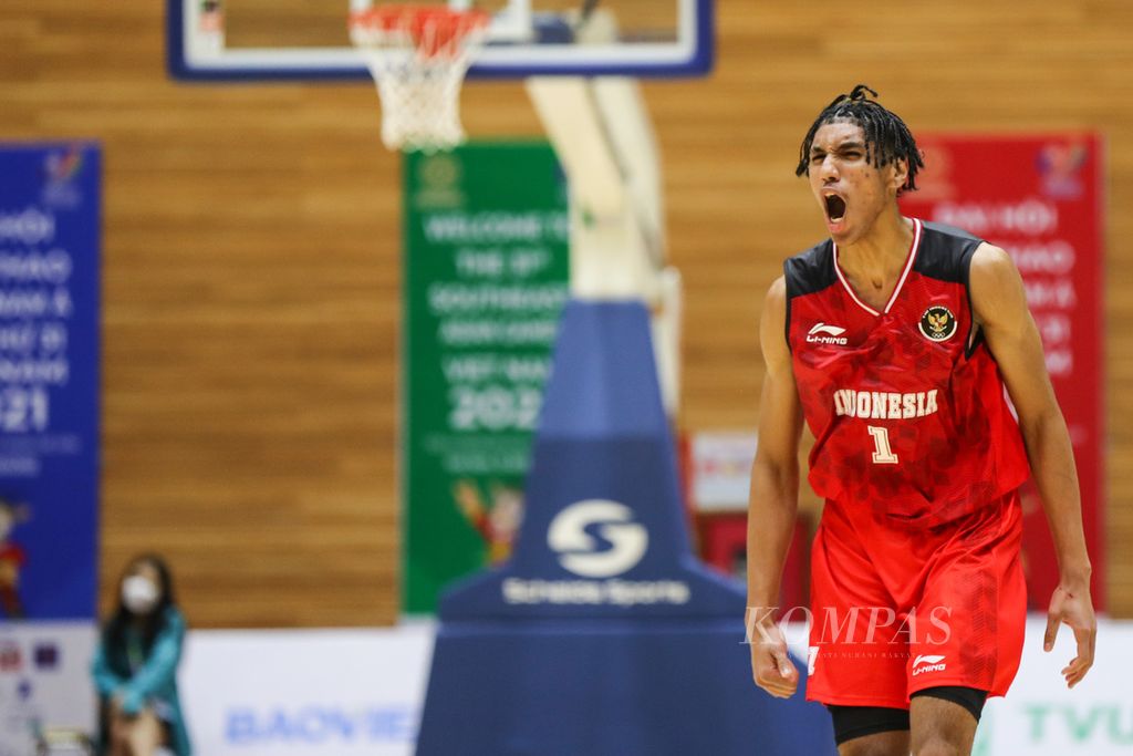  The expression of the Indonesian men's basketball team, Derrick Michael, after scoring against the Malaysian men's basketball team in the 5x5 basketball match at the SEA Games Vietnam 2021 at Thanh Tri Gymnasium, Hanoi, Vietnam, Monday (16/5/2022). Indonesia is ahead of Malaysia with a score of 95-92.