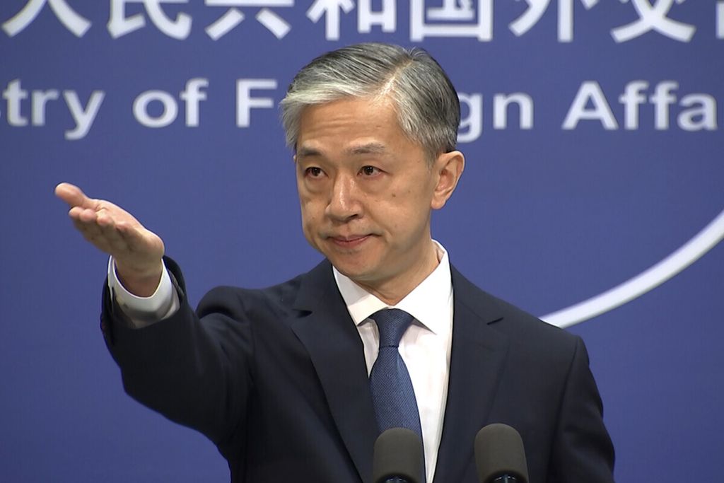 Juru Bicara Kementerian Luar Negeri China Wang Wenbin memberi isyarat dalam pengarahan harian yang diadakan di Kementerian Luar Negeri di Beijing pada 22 Juli 2020. 