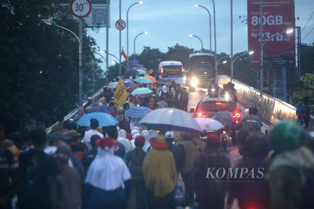 Penggembira berjalan menuju Stadion Manahan untuk ikut memeriahkan pembukaan Muktamar 48 Muhammadiyah dan Aisyiyah di Stadion Manahan, Surakarta, Jumat (19/11/2022). 