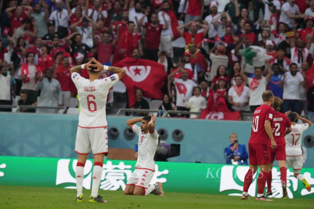 Para pemain Tunisia mengekspresikan kekecewaaan setelah gagal memanfaatkan peluang mencetak gol ke gawang Denmark di babak fase grup C Piala Dunia 2022 di Stadion Education City, Qatar, Selasa (22/11/2022). Pertandingan berakhir 0-0. 