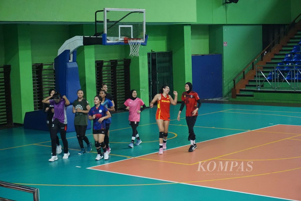 Para pemain timnas bola voli putri atau juga disebut tim All Star Indonesia menjalani latihan perdana di GOR Bulungan, Jakarta Selatan, Jumat (19/4/2024), menjelang laga ekshibisi melawan klub Korea Selatan yang pernah diperkuat Megawati Hangestri, Daejeon Jung Kwan Jang Red Sparks.