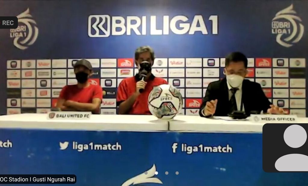 Tangkapan layar dari tayangan jumpa pers yang dihadiri Pelatih Bali United Alessandro Stefano Cugurra Rodrigues (tengah) dan pemain Bali United, Fadhil Sausu (kiri), di Stadion I Gusti Ngurah Rai, Kota Denpasar, Rabu (16/2/2022).