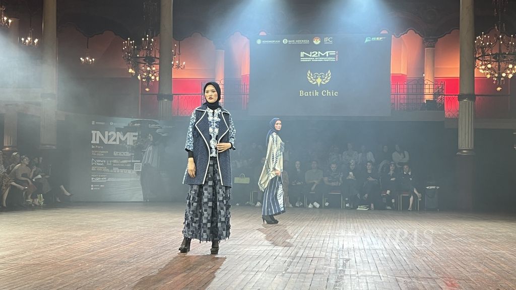 Koleksi milik Batik Chic yang ditampilkan di Indonesia International Modest Fashion Festival (IN2MF) di Salle Wagram, Paris, Perancis, Sabtu (7/9/2024).