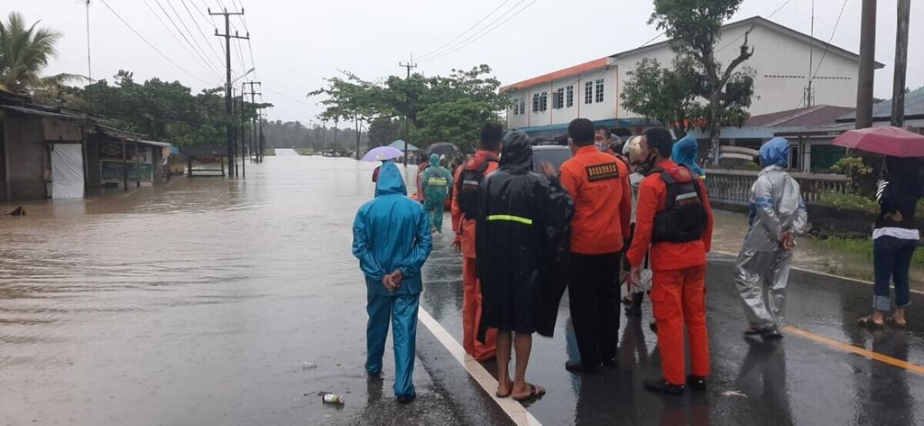 Petugas Kantor Basarnas Tanjung Pinang memantau banjir yang merendam sejumlah wilayah di Pulau Bintan, Kepulauan Riau, Minggu (10/1/2020).