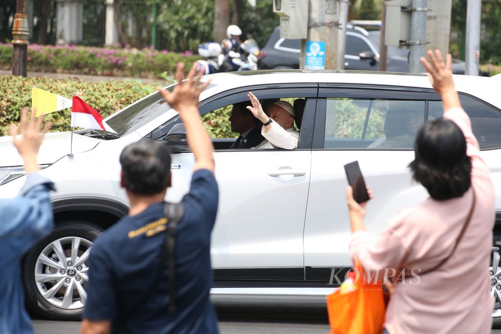  Paus Fransiskus menyapa umat yang telah menunggunya di tepi Jalan Merdeka Selatan, Jakarta, seusai bertemu dengan Presiden Joko Widodo di Istana Negara, Rabu (4/9/2024). Paus melakukan kunjungan apostolik di Indonesia hingga Jumat (6/9/3024).