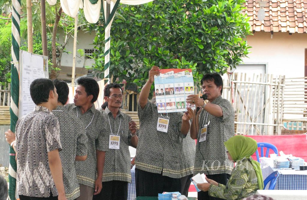 Petugas TPS 12 Kelurahan Cipocok Jaya, Kecamatan Cipocok Jaya, Kota Serang, Banten, menghitung perolehan suara, Sabtu (30/82008). Ini merupakan kali pertama warga Kota Serang memilih wali kota dan wakilnya untuk periode 2008-2013.
