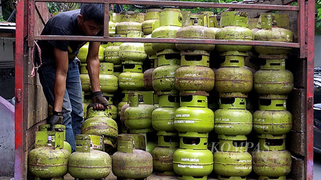 Pekerja sedang menurunkan elpiji 3 kilogram untuk dipasarkan di daerah Duren Bangka, Jakarta, Sabtu (3/12). Rencana elpiji satu harga dari pemerintah tampaknya bisa diterapkan untuk elpiji 3 kilogram (kg), sementara untuk elpiji ukuran lain tidak bisa diterapkan. 