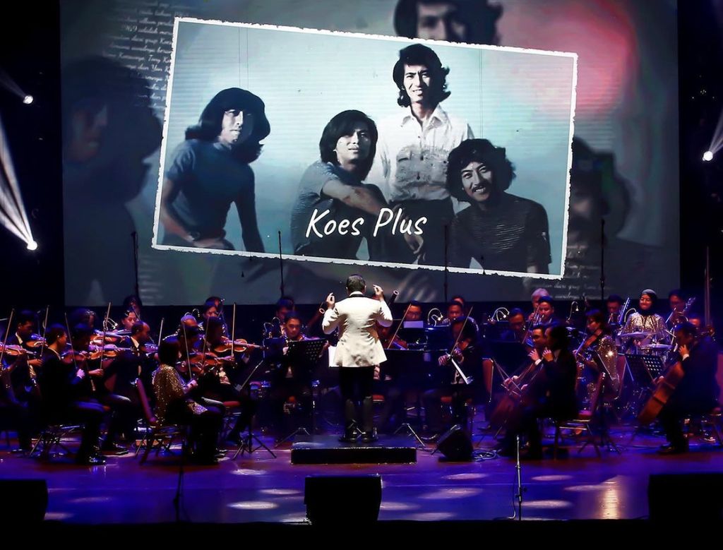 Jakarta Concert Orchestra membuka konser dengan sejumlah lagu <i>medley</i> milik Koes Plus.