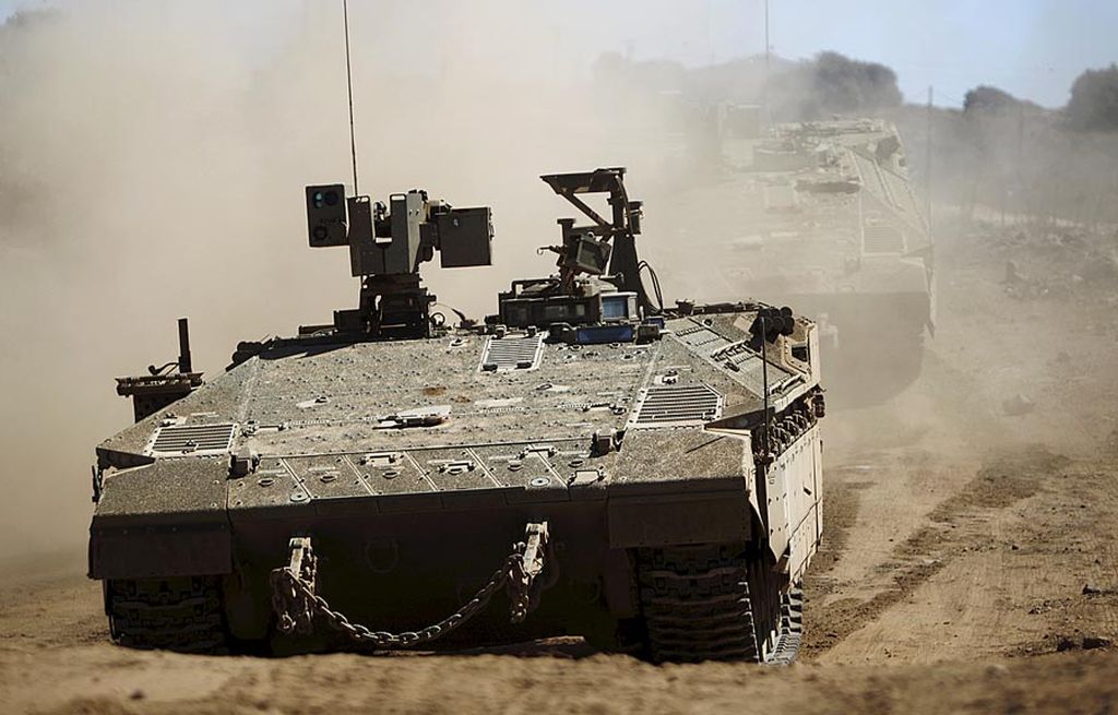 Tentara Israel  melakukan gerakan manuver dengan tank dalam latihan militer di bagian utara Dataran Tinggi Golan yang dianeksasi Israel, Kamis (7/9). Perubahan situasi terkini di Suriah pasca- terdesaknya milisi Negara Islam di Irak dan Suriah membuat Israel cemas terhadap kekuatan poros Iran, Hezbollah, dan Suriah.  