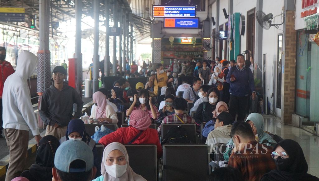 Para penumpang menunggu keberangkatan kereta api di Stasiun Yogyakarta, Kota Yogyakarta, Daerah Istimewa Yogyakarta, Rabu (19/4/2023). Terjadi peningkatan jumlah penumpang selama beberapa hari terakhir karena arus mudik Lebaran 2023.