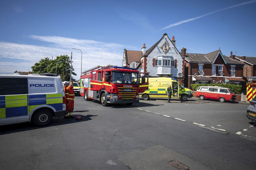 Petugas layanan darurat bekerja di lokasi penusukan massal di Southport, Merseyside, Inggris, setelah dua anak tewas dan 11 lainnya terluka akibat seorang remaja laki-laki mengamuk dengan pisau, Senin (29/7/2024). 