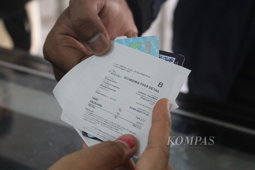 Proses penukaran tiket penumpang yang menggunakan kapal PT Angkutan Sungai Danau dan Penyeberangan di Pelabuhan Bolok, Kupang, Nusa Tenggara Timur, pada Selasa (23/4/2024). Proses pembelian tiket tidak lagi dilakukan manual.