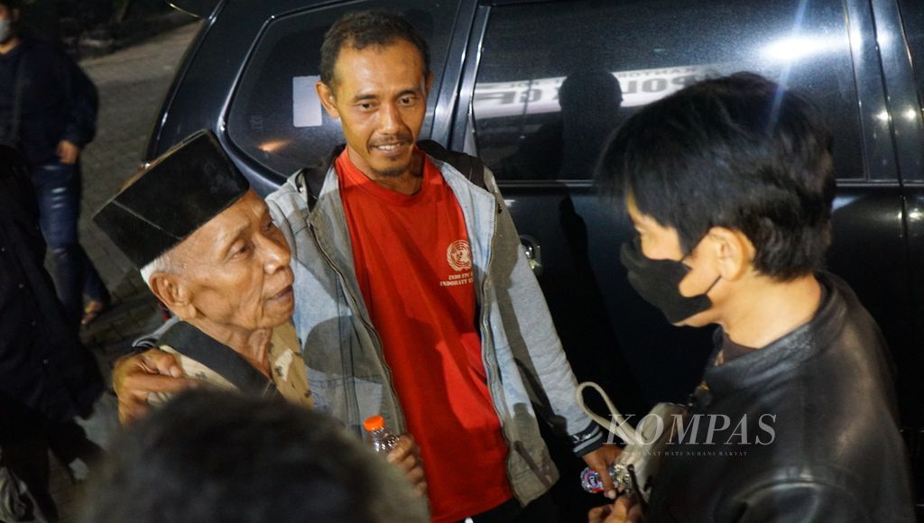 Ratiman (kiri) melaporkan soal kehilangan anak ke Kantor Polsek Grogol, Kabupaten Sukoharjo, Jawa Tengah, Rabu (24/5/2023) malam. 
