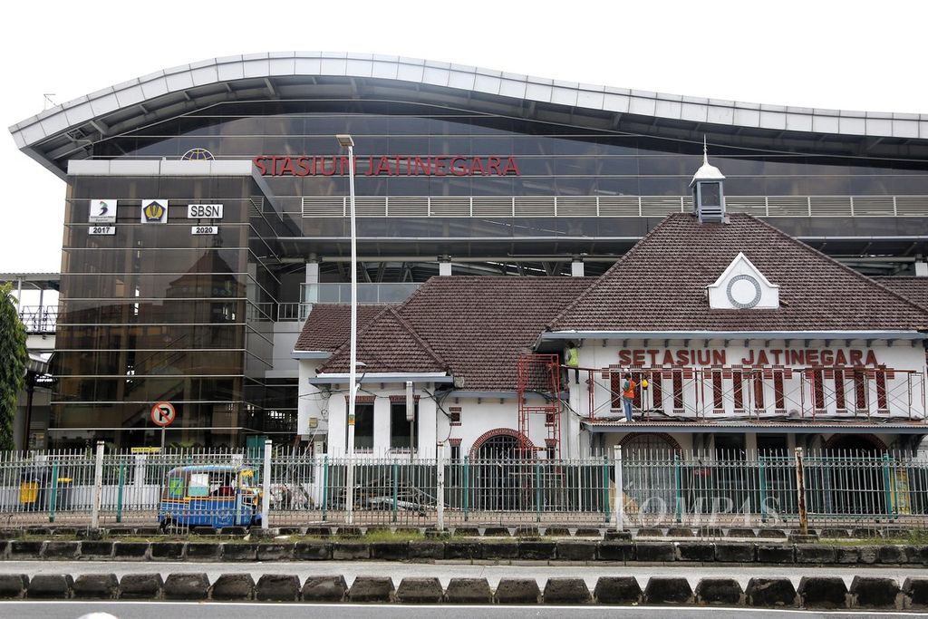 Pekerja melakukan perawatan berupa pengecatan ulang terhadap gedung Stasiun Jatinegara, Jakarta Timur, Sabtu (13/5/2023). Stasiun Jatinegara telah ditetapkan sebagai salah satu obyek cagar budaya oleh Pemprov DKI Jakarta, pada kurun 2020-2021.