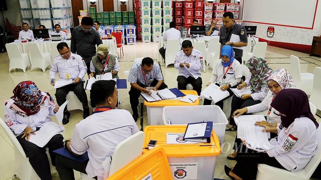 Petugas Komisi Pemilihan Umum (KPU) memeriksa berkas syarat pendaftaran partai politik dari Partai Pengusaha dan Pekerja Indonesia di Kantor KPU, Jakarta, Senin (20/11). Partai Pengusaha dan Pekerja Indonesia adalah salah satu dari sembilan parpol yang dikabulkan permohonannya oleh Bawaslu. 