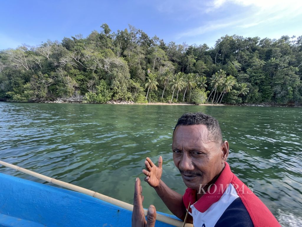 Abuhari Patiran (54), warga Kampung Furier, menunjukkan keelokan alam Fakfak dalam perjalanan menuju kawasan industri pupuk Fakfak di Distrik Arguni, Kabupaten Fakfak, Papua Barat, Sabtu (25/11/2023).