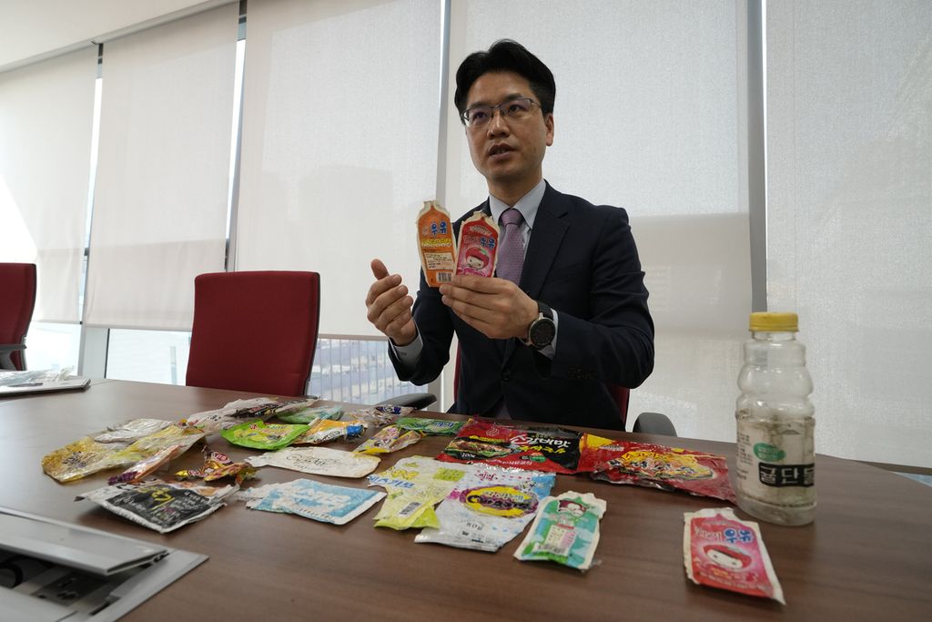 Kang Dong Wan menjelaskan temuannya terkait sampah-sampah asal Korea Utara dalam wawancara di Seoul, Korea Selatan, 4 April 2022. 
