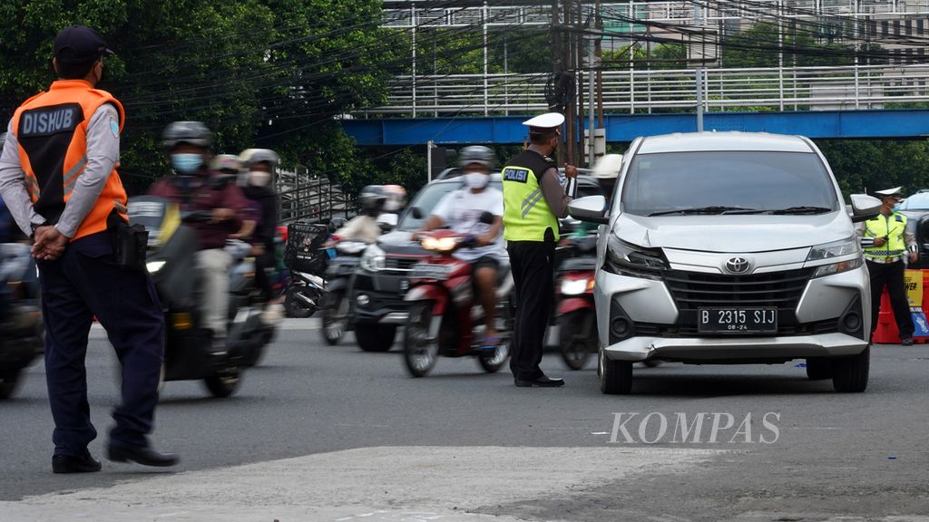 Polisi lalu lintas memberhentikan dan memberi sosialisasi kepada pengemudi salah satu kendaraan berpelat ganjil ketika pelaksanaan ganjil genap di sekitar Pos Polisi Tamansari di Jalan Gajahmada, Jakarta Barat, Senin (6/6/2022). Pelaksanaan ganjil genap di wilayah Jakarta diperluas. Sebanyak 13 ruas jalan di Jakarta menjadi tambahan perluasan pelaksanaan ganjil genap yang mulai berlaku pada hari tersebut. 