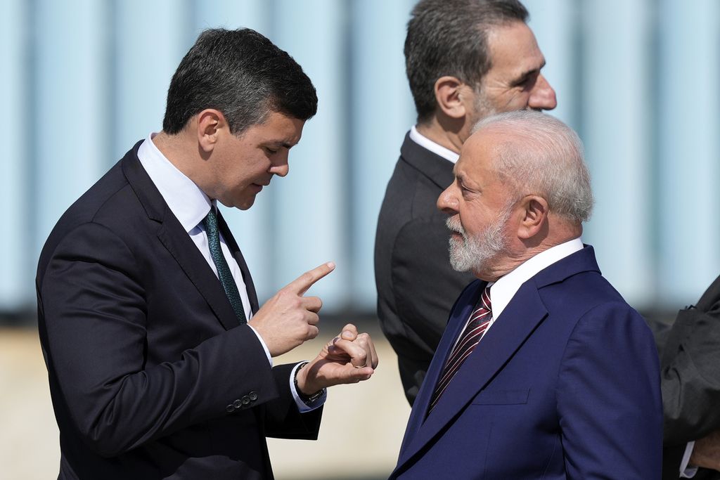 Presiden Brasil Luiz Inacio Lula da Silva dan Presiden Terpilih Paraguay Santiago Pena (kiri) berbincang di sela pertemuan pertemuan di Brasilia, Brasil pada 28 Juli 2023. Lula dan Pena sama-sama mengungkap keberatan soal perjanjian dagang dengan Uni Eropa.