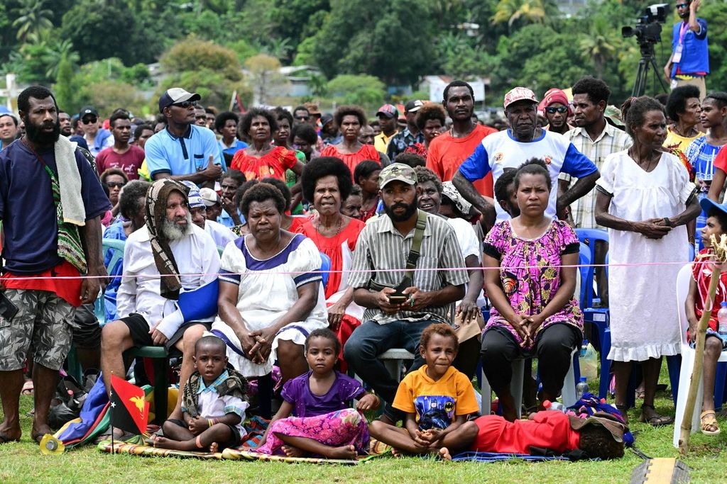 Umat ​​​​Keuskupan Vanimo menunggu kedatangan Paus Fransiskus di Esplanade di depan Katedral Salib Suci di Vanimo, Papua Niugini, Minggu (8/9/2024).