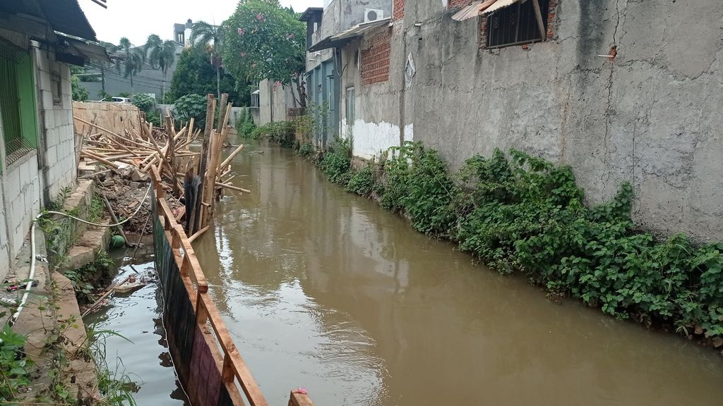 Pembangunan turap dan tanggul di Kali Ciputat di Pondok Payung Mas Residence, Kelurahan Cipayung, Kecamatan Ciputat, Kota Tangerang Selatan, Banten, Selasa (15/12/2022).