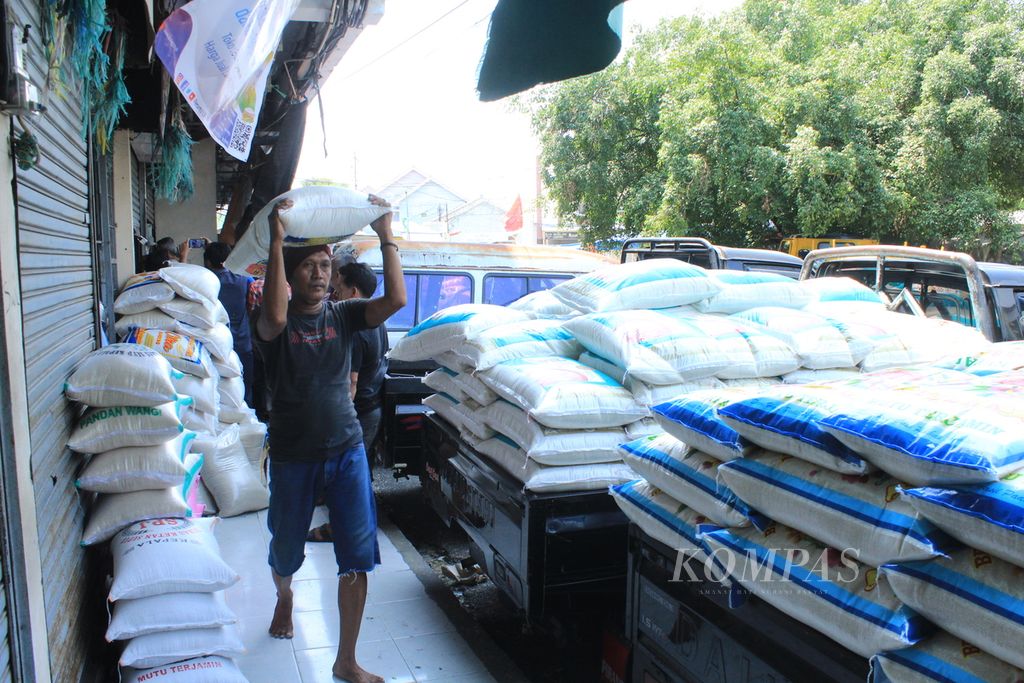 Residents are carrying rice at Pasar Pagi, Cirebon City, West Java, on Monday (20/11/2023).