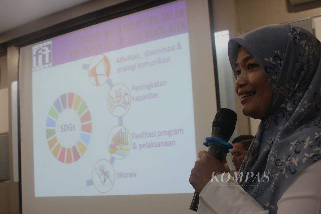 Direktur Eksekutif Flower Aceh Riswati menyampaikan capaian kerja organisasi masyarakat sipil yang fokus pada isu perempuan dan anak dalam diskusi publik implementasi TPB di Aceh. Kegiatan itu digelar oleh International NGO Forum on Indonesian Development (INFID) dan Flower Aceh, Selasa (23/5/2023).