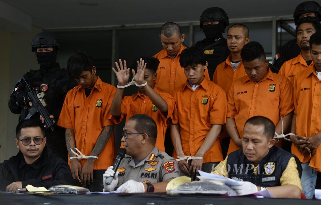 Salah seorang tersangka komplotan begal mengangkat tangan saat dihadirkan dalam rilis kasus di Markas Polda Metro Jaya, Jakarta, Jumat (21/2/2020). 
