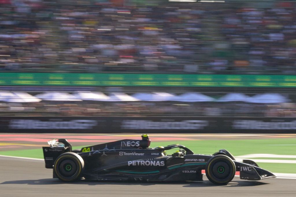 Mobil Mercedes yang dikendarai Lewis Hamilton dalam balap Formula 1 seri Meksiko, 29 Oktober 2023. Performa mobil itu terus membaik.