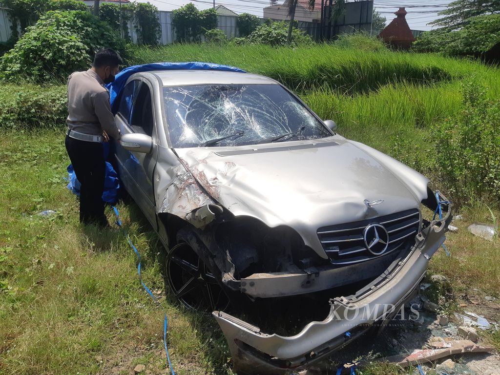 Petugas mengecek mobil Mercedes Benz B 2556 RJ di Kantor Unit Gakkum Satuan Lalu Lintas Polres Cirebon Kota, Jawa Barat, Sabtu (11/3/2023). Kecelakaan yang melibatkan mobil itu di Jalan Raya Mundu, Jumat (10/3) malam, menyebabkan dua warga tewas.
