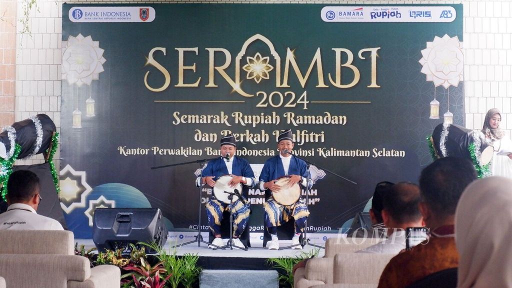 Penampilan kesenian madihin dalam acara peluncuran rangkaian kegiatan penukaran uang pada momen Ramadhan dan Idul Fitri di Banjarmasin, Kalimantan Selatan, Jumat (15/3/2024).