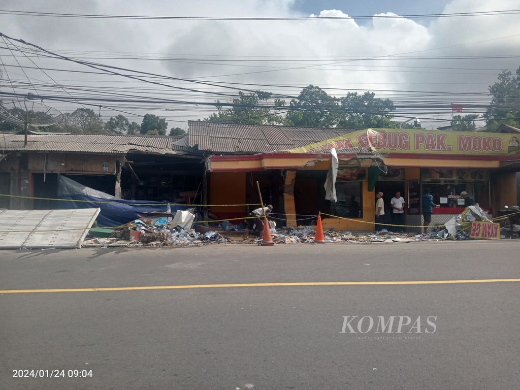 Sejumlah tempat di kawasan Tugu Utara, Kecamatan Cisarua, Kabupaten Bogor, yang hancur akibat ditabrak truk bermuatan air mineral, Rabu (24/1/2024). Akibat kecelakaan ini, beberapa warga mengalami kerugian hingga ratusan juga.